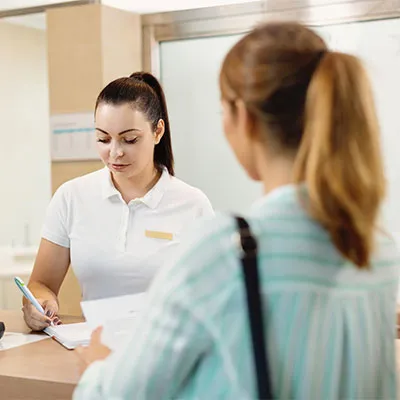 Lavoratrice a contatto con il pubblico