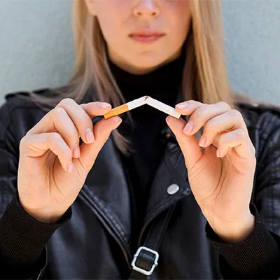 Donna che spezza una sigaretta, copertina del corso Fumo e salute