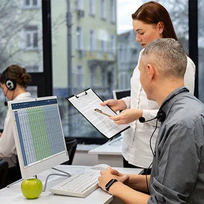 Persone in ufficio al computer