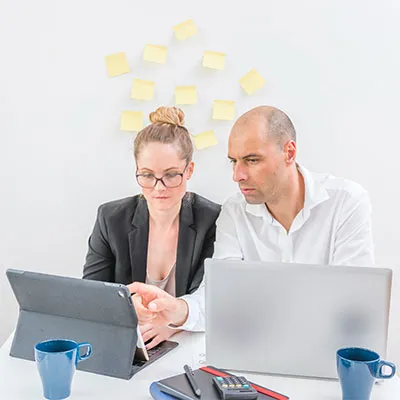 Uomo e donna seduti al computer
