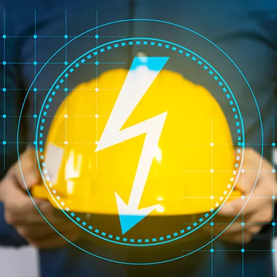 Immagine copertina corso online. Mani che sorreggono un caschetto giallo di sicurezza e in sovraimpressione un'icona di un fulmine elettrico